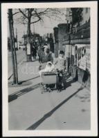 1935. április 21. Kinszki Imre (1901-1945) budapesti fotóművész hagyatékából, a szerző által feliratozott vintage fotó (Kinszki Imre családjának vasárnapi sétája Zuglóban), 6x4,5 cm