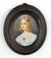Jelzés nélkül: Női portré. Celluloid alapú levonókép, kézi felülfestéssel, 6×5 cm