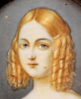 Jelzés nélkül: Női portré. Celluloid alapú levonókép, kézi felülfestéssel, 6×5 cm