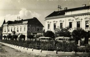 1942 Szilágysomlyó, Simleu Silvaniei; utca, Kiss László üzlete, autóbusz / street view, shops, autobus. photo