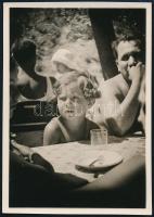 cca 1932 Kinszki Imre (1901-1945) budapesti fotóművész hagyatékából, jelzés nélküli vintage fotó (Kinszki Gáborka vendéglőben), 8,6x6 cm