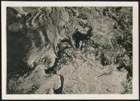 cca 1935 Kinszki Imre (1901-1945) budapesti fotóművész hagyatékából, jelzés nélküli vintage fotó (Örvénylő víz), 6x4,3 cm