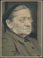cca 1932 Kinszki Imre (1901-1945) budapesti fotóművész hagyatékából, jelzés nélküli vintage fotó (Portré), 17,2x12,7 cm