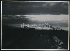 cca 1934 Kinszki Imre (1901-1945) budapesti fotóművész hagyatékából, pecséttel jelzett vintage fotó (A budai hegyek Zuglóból fényképezve, alkonyat idején), két sarkán törésvonal), 13×17,5 cm