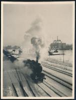cca 1937 Szabó Lajos (?-?) újpesti fotóművész hagyatékából jelzés nélküli, vintage fotó (Gőzmozdony), 6x4,4 cm
