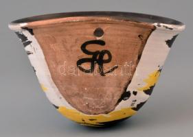 Gorka Lívia (1925-2011): Fali kaspó. Festett mázas kerámia, jelzett, apró kopásnyomokkal, m: 12 cm