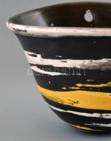 Gorka Lívia (1925-2011): Fali kaspó. Festett mázas kerámia, jelzett, apró kopásnyomokkal, m: 12 cm