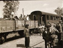 cca 1942 Thöresz Dezső (1902-1963) békéscsabai gyógyszerész és fotóművész szolgálatot teljesített eg...