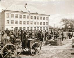 cca 1942 Thöresz Dezső (1902-1963) békéscsabai gyógyszerész és fotóművész szolgálatot teljesített eg...