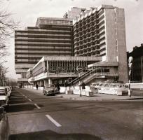 cca 1960/1970-es évek, Kecskemét, városképek, életképek, 13 db vintage negatív Dezső Pál (?-?) kecsk...