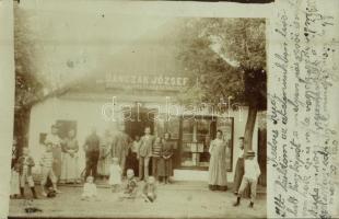 1904 Szolnok, Danczák József fűszer és vegyeskereskedése, vevők az üzlet előtt. photo (fl)