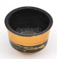 Gorka Lívia (1925-2011): Kis kaspó. Festett mázas kerámia, jelzett, apró lepattanással, m: 9 cm, d:1...