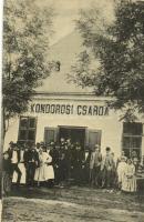 1918 Kondoros, Csárda előtt falubeliek