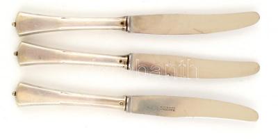 3 db ezüst (Ag) nyelű kés, jelzett, sérüléssel, h: 22 cm
