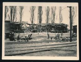 cca 1920-1940 Vasúti szerencsétlenség, felborult vonattal, munkásokkal, fotó, 4x6 cm.