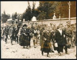 1919 A Tanácsköztársaság életképei, 4 db utólagos előhívás, felületén törésnyomok, 17,5×23,5 cm