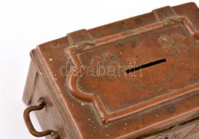 Szecessziós díszítésű réz persely. 12x8x8 cm