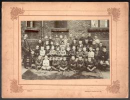 cca 1900 Budapest, VIII. kerület, Bezerédj utcai iskola, csoportkép, kartonra kasírozott fotó, 15×23 cm