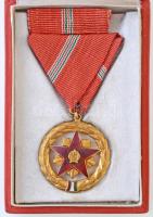 1954. Szocialista Munkáért Érdemérem zománcozott fém kitüntetés mellszalagon, szalagsávval, dísztokban T:1-
