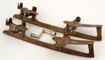 cca 1920 Gloria Blitz korcsolya pár, kulccsal, 32x9 cmx2, kulcs: 8 cm