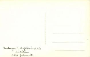 1938 Esztergom, hajókirándulás, kapitányok a kikötőben. photo