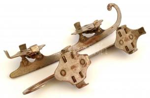 cca 1920 Régi hajlított orrú korcsolya pár, rozsdanyomokkal, 31x7 cm