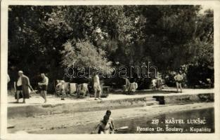Kastel Luksic (Kastela), Pension Dr. Soulavy, Kupaliste / beach, bathing people, spa