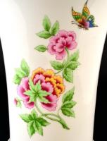 Hollóházi rózsás-pillangós váza, matricás, jelzett, apró kopásnyomokkal, m: 25,5 cm