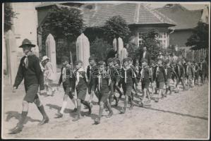 cca 1930-1933 Vonuló cserkészcsapat a gödöllői Jamboree-ról, pecséttel jelzett fotó. 11x17 cm.+Budap...