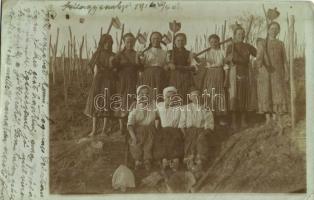 1916 Szilágysomlyó, Simleu Silvaniei; mezítlábas kapáló nők a földeken / barefoot women with hoes on the fields. photo (EK)