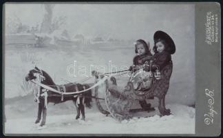 cca 1900 Gyerekek szánon, műtermi fotó Vágó B. budapesti műterméből, hátoldala sérült, 13×21 cm