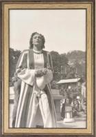 Zarah Leander (1907-1981) svéd énekes és színésznő fotója, későbbi fotója, karcolásokkal, üvegezett keretben, 42×27 cm