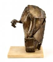 Jelzés nélkül: Cipekedő utas. Bronz szobor, mészkő talpazaton. 24 cm