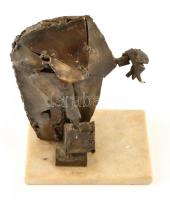 Jelzés nélkül: Cipekedő utas. Bronz szobor, mészkő talpazaton. 24 cm