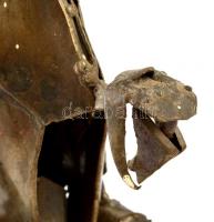 Jelzés nélkül: Cipekedő utas. Bronz szobor, mészkő talpazaton. 24 cm