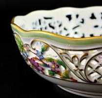 Herenid Viktória mintás áttört kosár, kézzel festett, jelzett, apró kopásnyomokkal, d: 19,5 cm, m: 6...