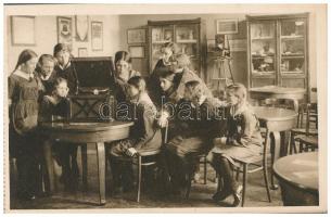 Budapest XIV. Erzsébet Nőiskola - 20 lapos képeslapfüzet az iskola életéből, belsők, sport, teniszez...