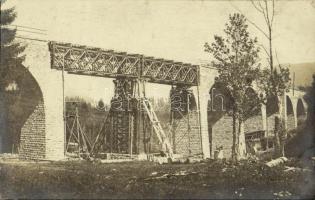 Osztrák-magyar katonák egy vasúti híd építésénél / WWI Austro-Hungarian K.u.K. military, soldiers at the construction of a railway bridge. photo (EK)