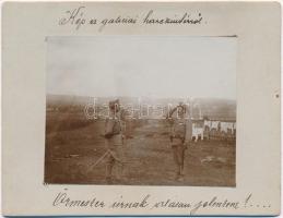 1914 &quot;Őrmester úrnak alásan jelentem!&quot; Osztrák-magyar katonák a galíciai fronton, Pralkowceben (Przemysl mellett), mögöttük száradó ruhák a kerítésen. Fotó keményhátú lapra ragasztva / WWI Austro-Hungarian K.u.K. military, soldiers in Pralkowce (near Przemysl), drying clothes hanged on the fences behind them. photo glued on hard-backed paper + &quot;M. kir. 5. honvéd menetzászlóalj gazdasági hivatala&quot;