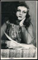 1955 Serfőző Ilona (1926-1988) színésznő aláírása az őt ábrázoló fotó hátoldalán