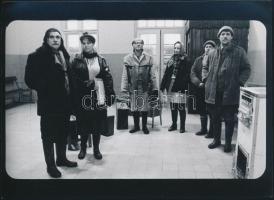 Tarr Béla (?-?): Sátántangó - egy film részletei, címkével jelzett fotók, 3 db, 13×18 cm