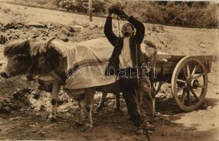 1927 Pays Basque, Le Buveur / Basque farmer with ox cart, folklore