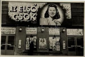 ~1940 Győr, Elite mozi filmposzterrel (Az Első Csók, Deanna Durbin). Erzsébet tér 1. photo