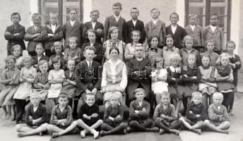 1931-1996 Vegyes osztrák papírrégiség tétel, 12 db, közte két útlevéllel, és egyéb nyomtatványokkal,...