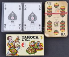 Vegyes kártya tétel, Piatnik Nándor és fiai magyar kártya, 32 lapos, egy kivételével alapvetően jó állapotban, 30 f. kártyabélyeg szingettával (cca 1906-1920), Edelbacher tarokk kártya 54 lapos, 2 csomag bontatlan nyugatnémet francia kártya.