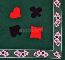 Zöld kártya-asztalterítő, a szegélyén és a négy sarkán kártya díszítésekkel, és fehér alátét terítő,...