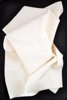 Zöld kártya-asztalterítő, a szegélyén és a négy sarkán kártya díszítésekkel, és fehér alátét terítő,...