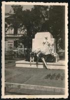 1942 Nagyvárad, A Szacsvay-szobor nemzeti színű szalagos koszorúkkal, hátoldalon feliratozva, 8×6 cm