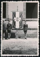cca 1935 Leventék díszőrsége az angyalos címerrel ellátott nemzeti zászló előtt, fotó, 8,5×6 cm