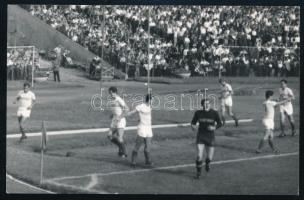 cca 1968 Az FTC labdarúgói (Albert, Varga, Géczy, Novák, Fenyvessy, Szűcs), bemelegítés közben a népstadionbeli meccs előtt, fotó, 9×14 cm